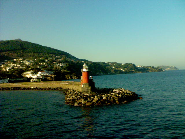Oggetto luminoso fotografato davanti al porto di Ischia thumbnail