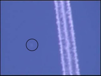 Montebelluna, un UFO ripreso in volo tra le scie chimiche thumbnail