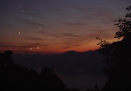 Avvistamento UFO sul Lago di Garda. Le straordinarie foto inviate da un lettore.