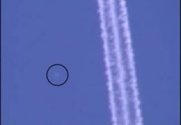 Montebelluna, un UFO ripreso in volo tra le scie chimiche