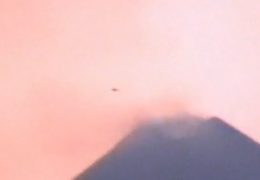 Sicilia, filmato un oggetto non identificato su un cratere dell’Etna